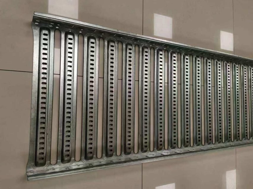 Corrosion Resistance Comparison Corrosion resistance differences between HDG and GI zinc coatings on perforated cable trays (ID#3)