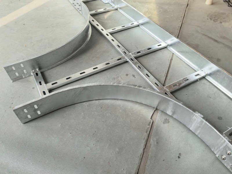 Hot-dip galvanized ladder cable trays with 100 micron zinc coating for refinery corrosion resistance (ID#2)