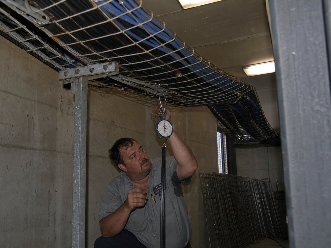 Cable Tray Load Capacity Load capacity chart for data center wire mesh cable trays showing IEC 61537 standards (ID#2)