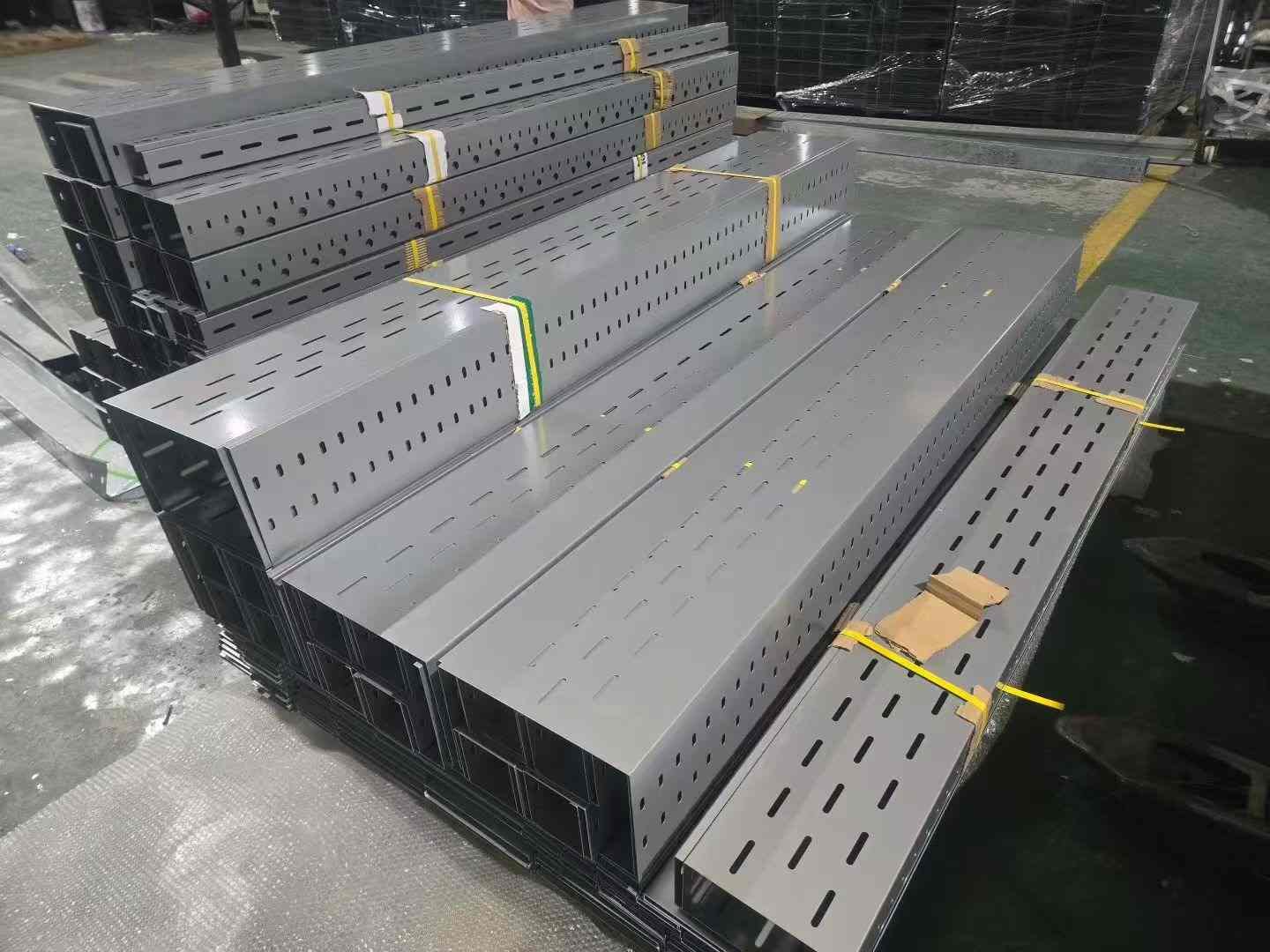 Better bulk pricing advantages of RAL 7035 perforated cable trays over galvanized alternatives (ID#4)