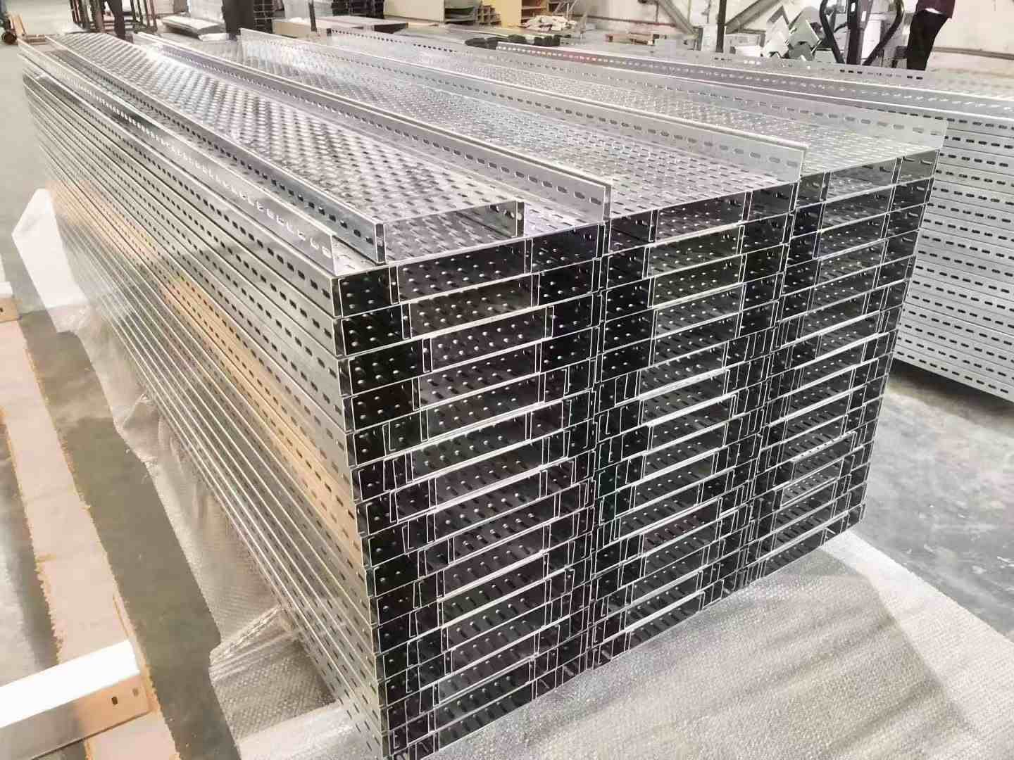 Stainless steel 304 perforated cable tray for cable management systems (ID#1)