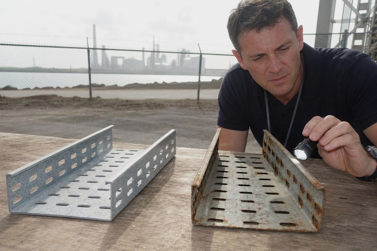 Galvanized perforated cable tray installed in chemical plant and coastal outdoor project (ID#4)