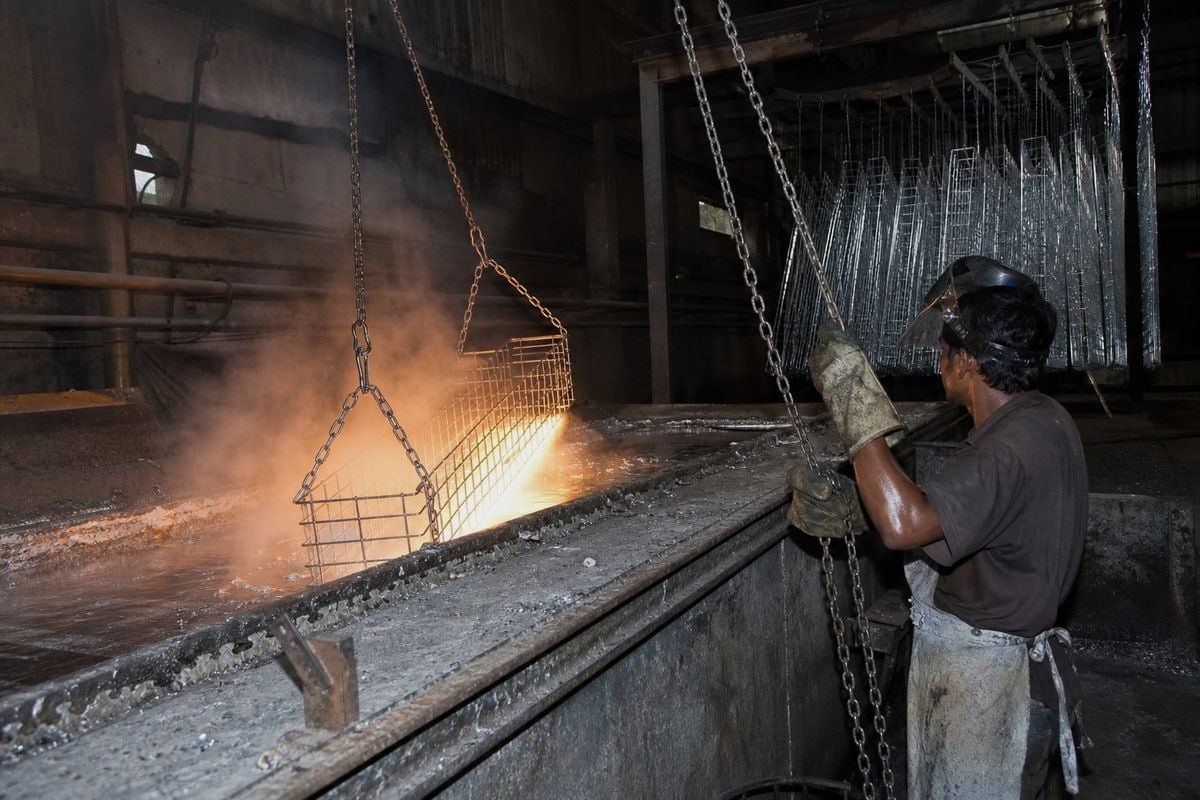 Molten zinc bath process creating corrosion-resistant alloy layer on welded tray (ID#2)