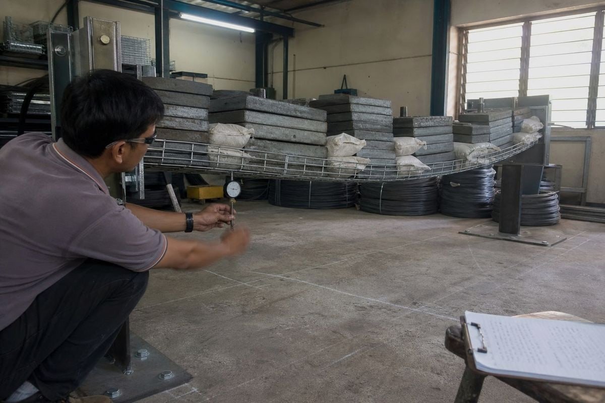 Comparison of wire mesh tray versus ladder and trunking for airflow and installation (ID#5)