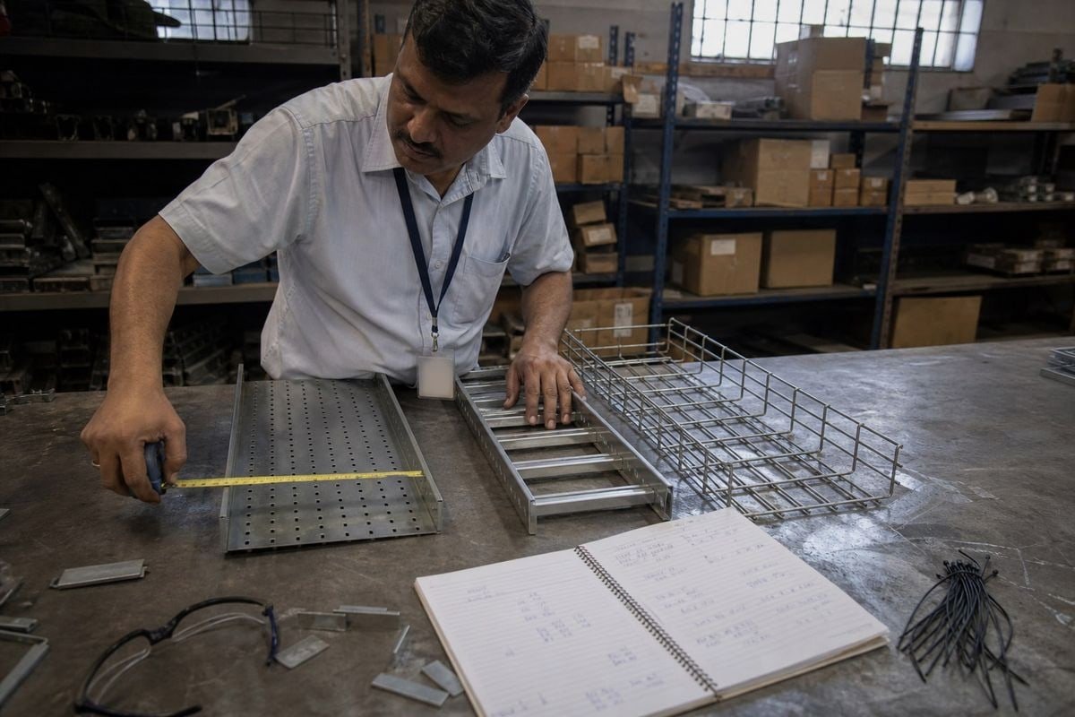 304 stainless steel perforated cable tray compared with ladder and wire mesh tray types (ID#2)