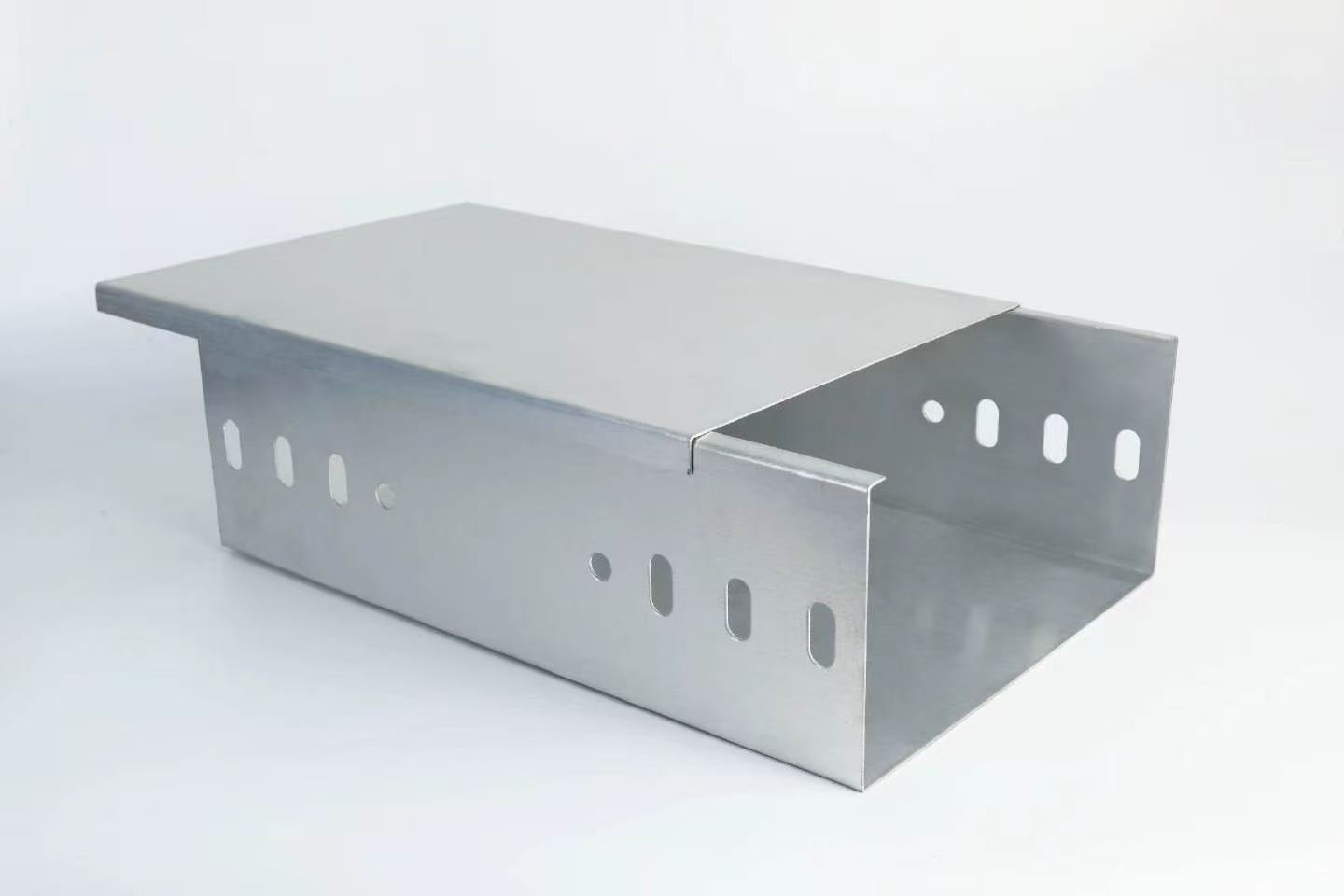Aluminium alloy cable trunking system overview showing structure and installation basics (ID#1)