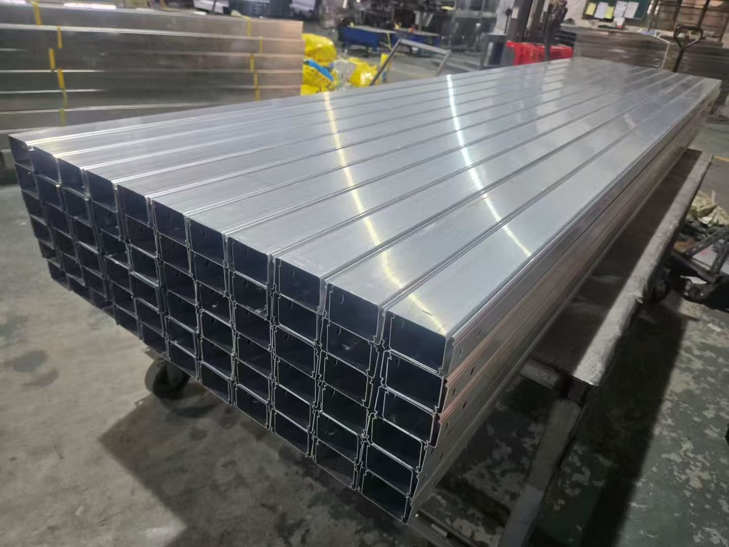 Comparison of self-locking versus traditional bolted cable tray installation advantages (ID#3)