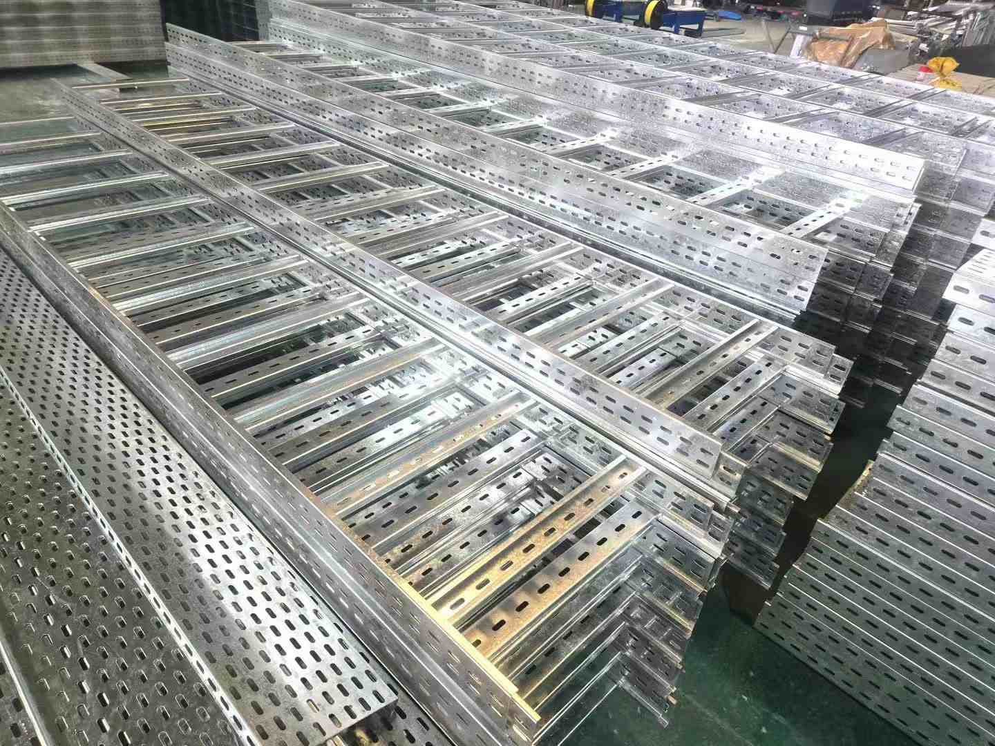 Cable ladder open frame side rails transverse rungs structure (ID#2)