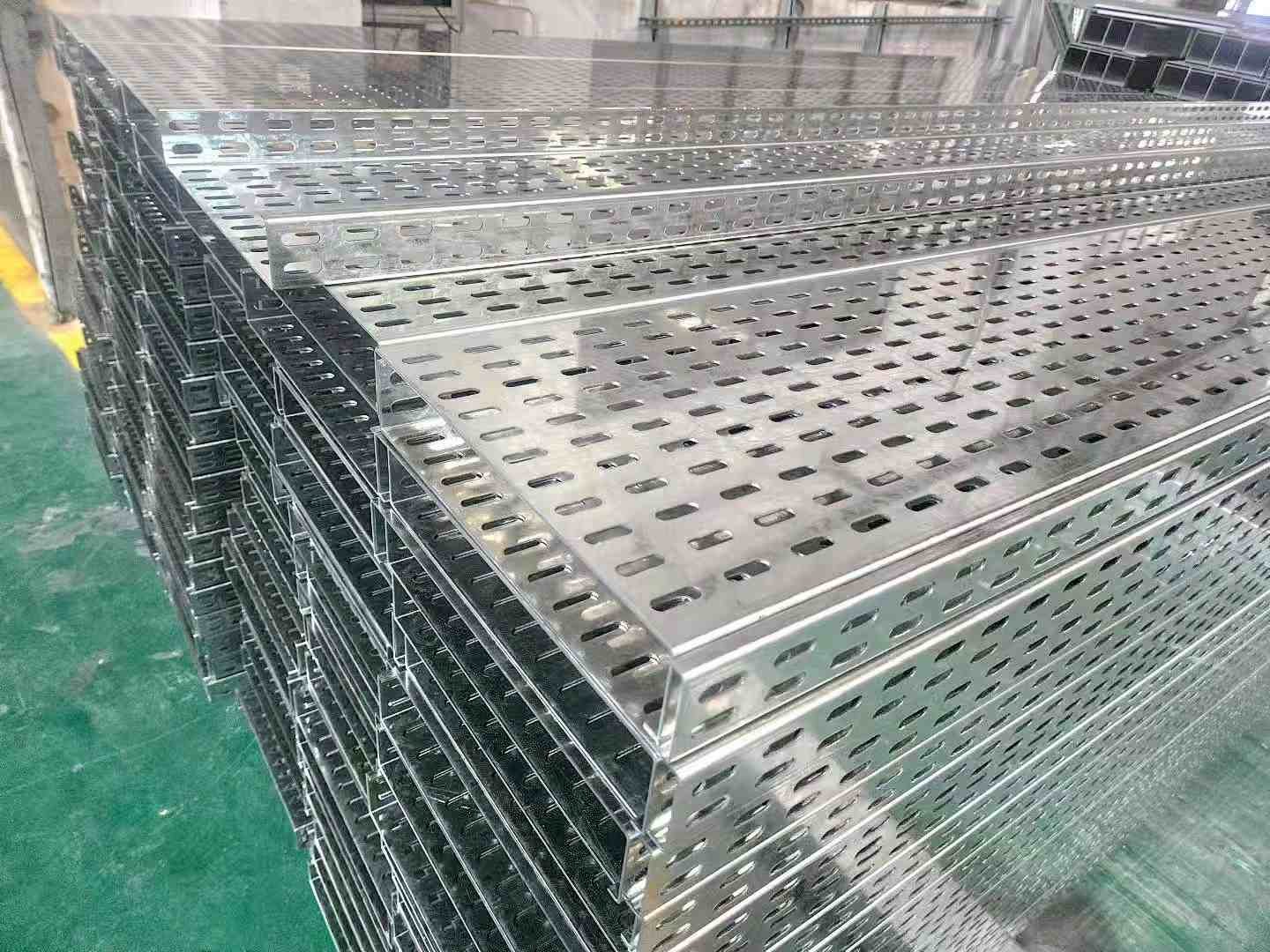 Cable Basket vs Tray Structure Structural differences between welded wire cable baskets and enclosed cable trays (ID#2)