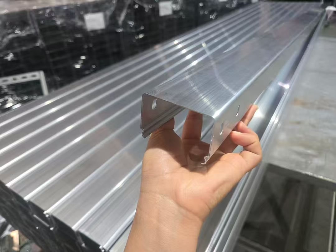 Self-locking aluminum alloy cable tray shown as durable modern cable management solution (ID#1)