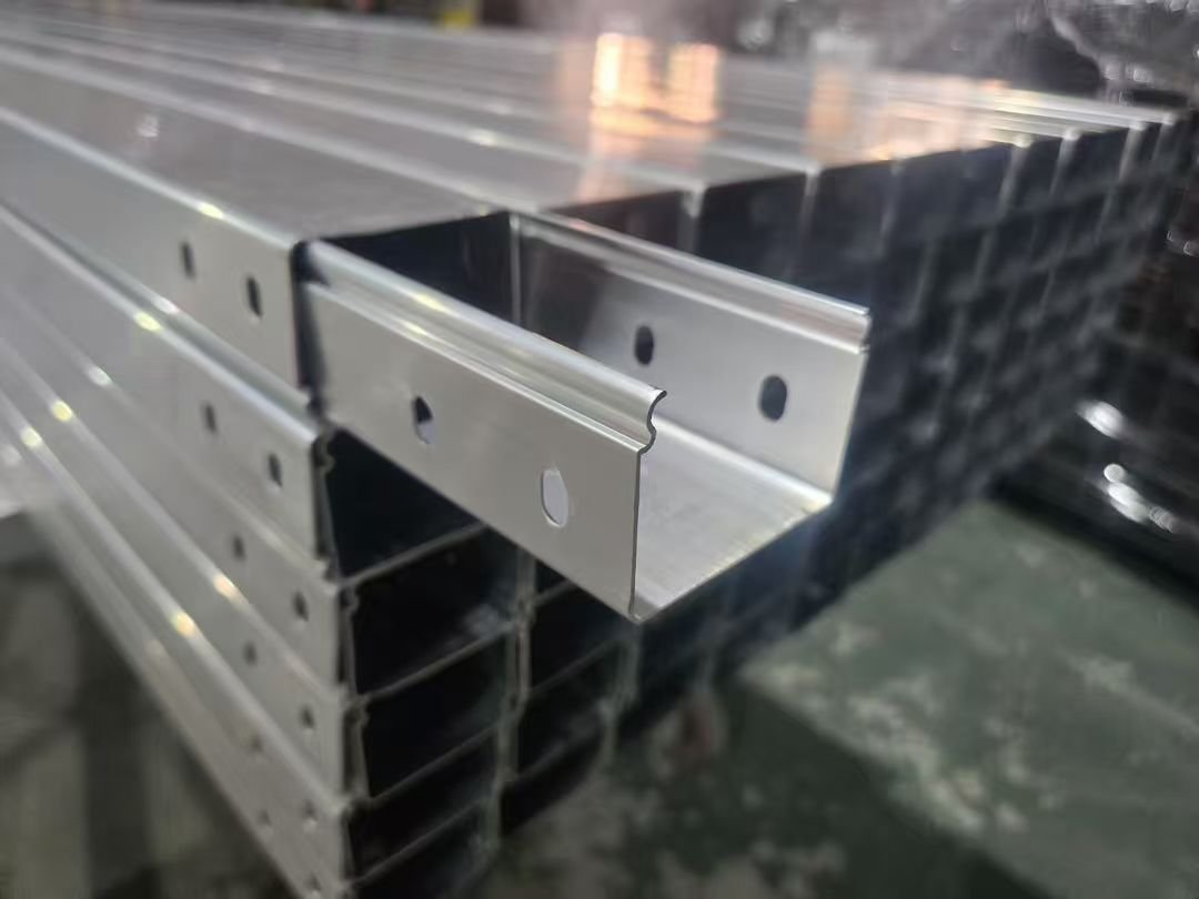 Diagram showing how self-locking aluminum cable tray sections join without bolts (ID#2)