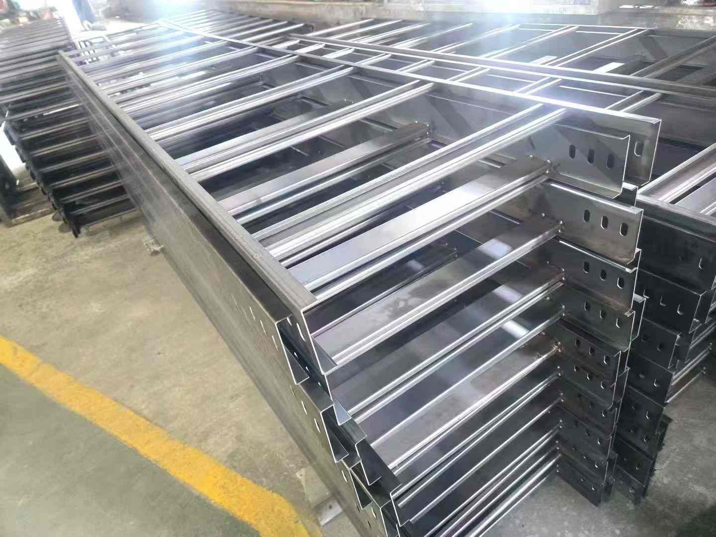 Choosing Tray Specifications Selecting ladder-type cable tray specifications based on load span and coating class (ID#5)